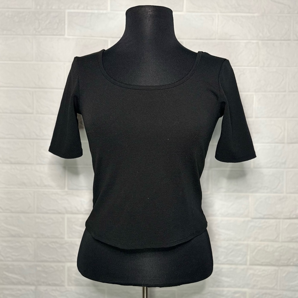 Black Fitted Scoop‑Neck Crop Top